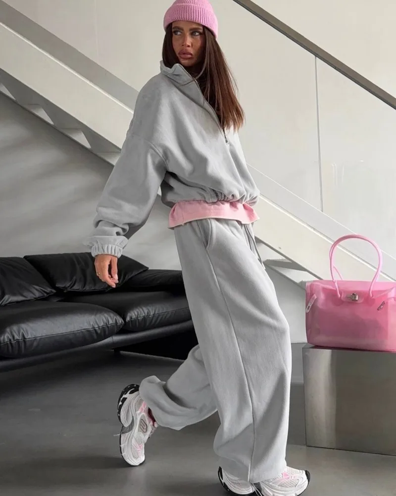 Костюм жіночий флісовий з вишивкою — сірий